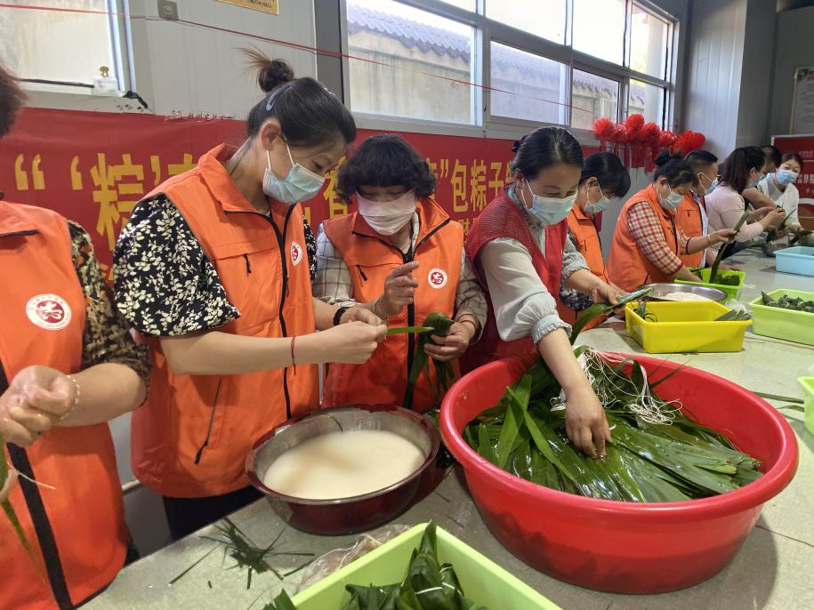 青口供電所黨支部聯(lián)合生產(chǎn)生活服務(wù)中心分會、黃沙坨社區(qū)，共同舉辦“悠悠艾草香 濃濃端午情”系列活動。.png